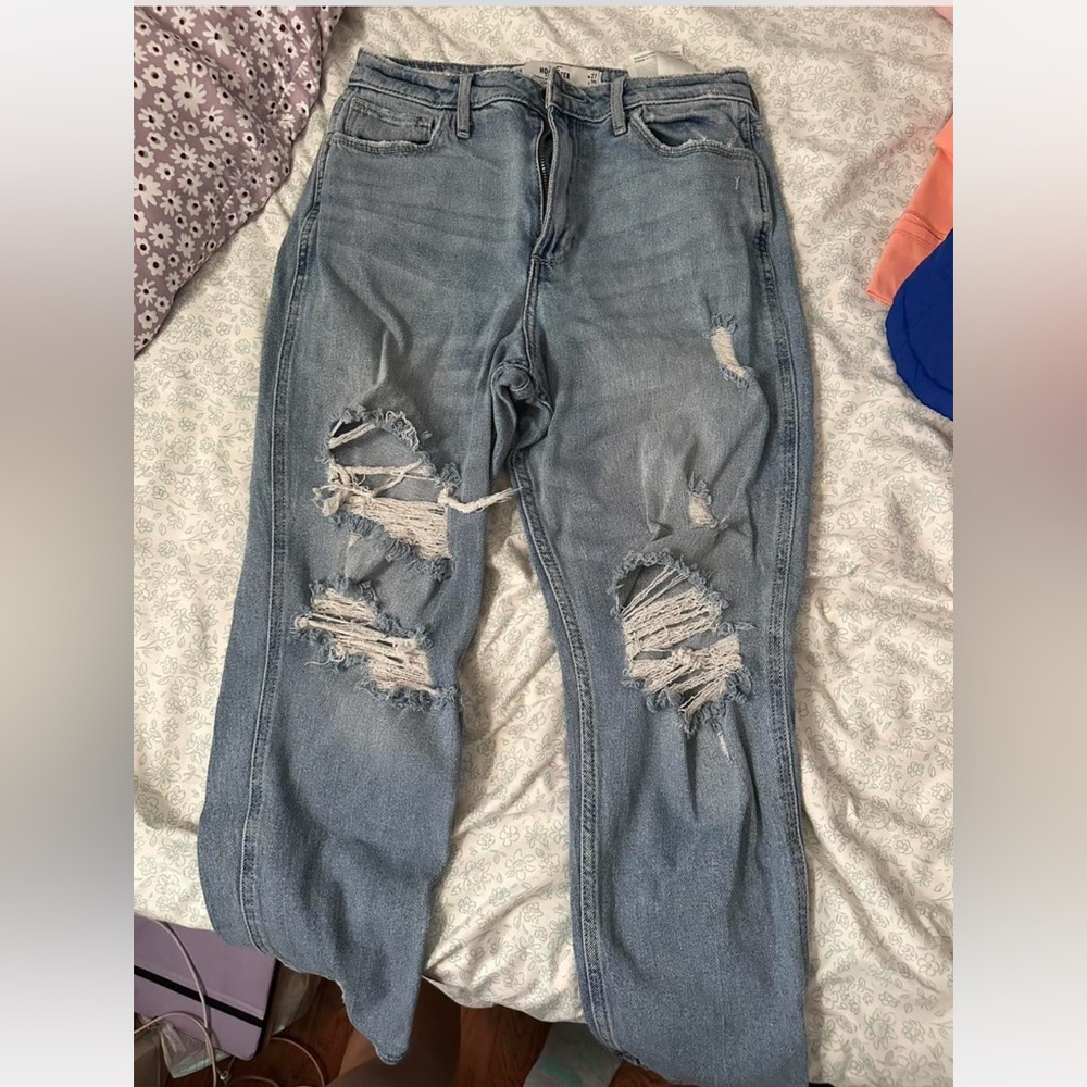 Hollister curvy high rise mom jean, size 5S, light wash